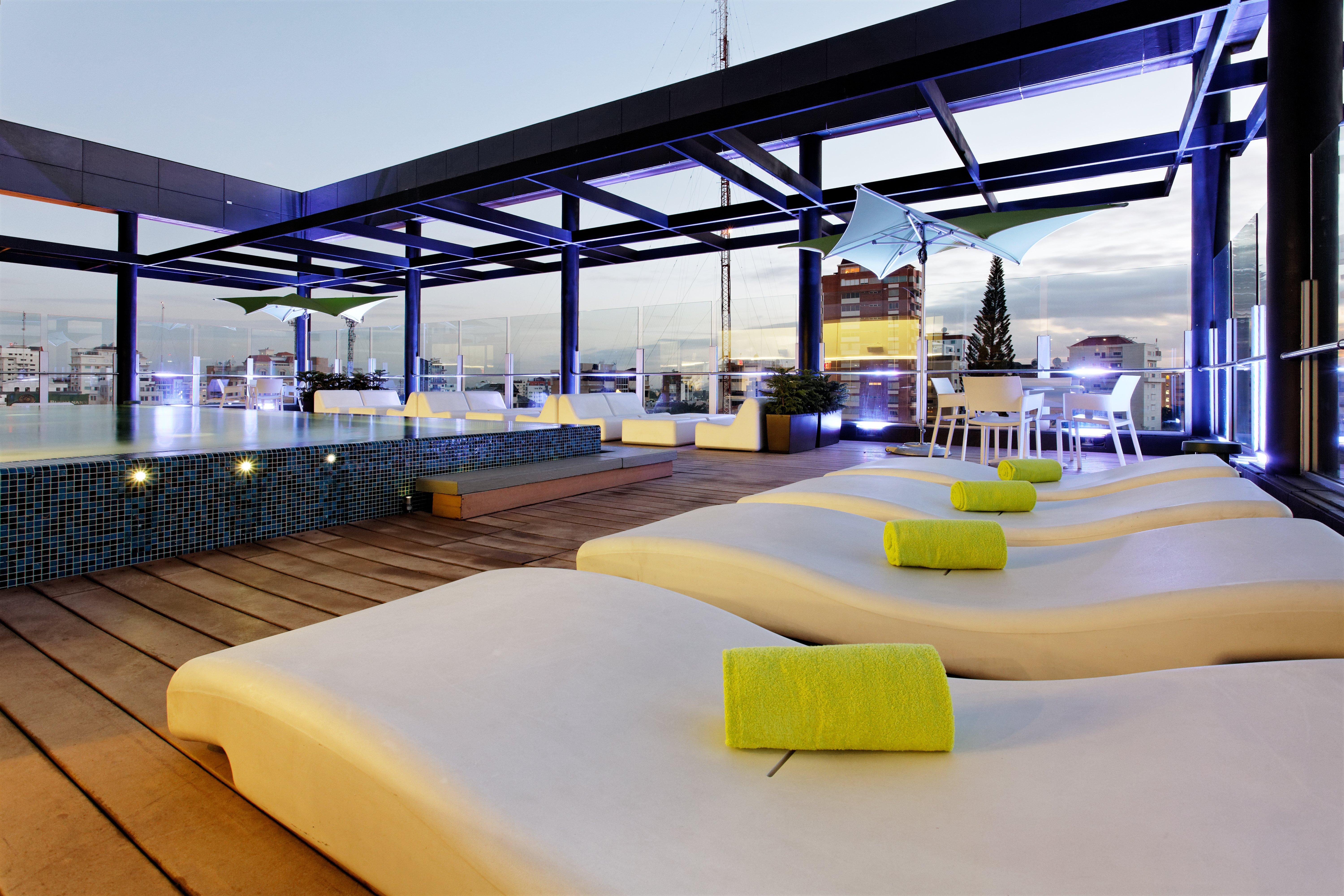 홀리데이 인 산토 도밍고 호텔 앤 스위트 산토도밍고 외부 사진 The rooftop pool at the hotel