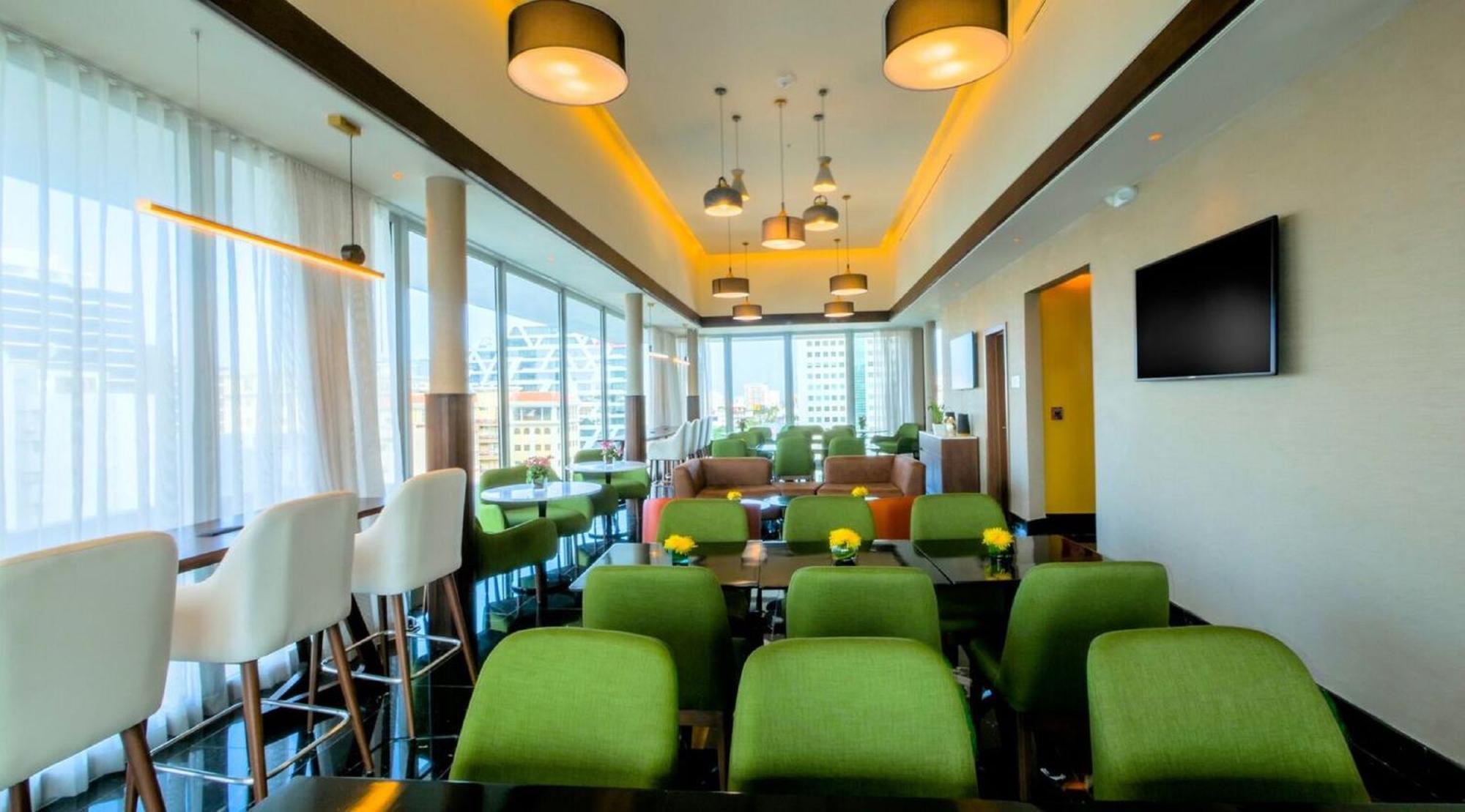 홀리데이 인 산토 도밍고 호텔 앤 스위트 산토도밍고 외부 사진 The lounge at the airport