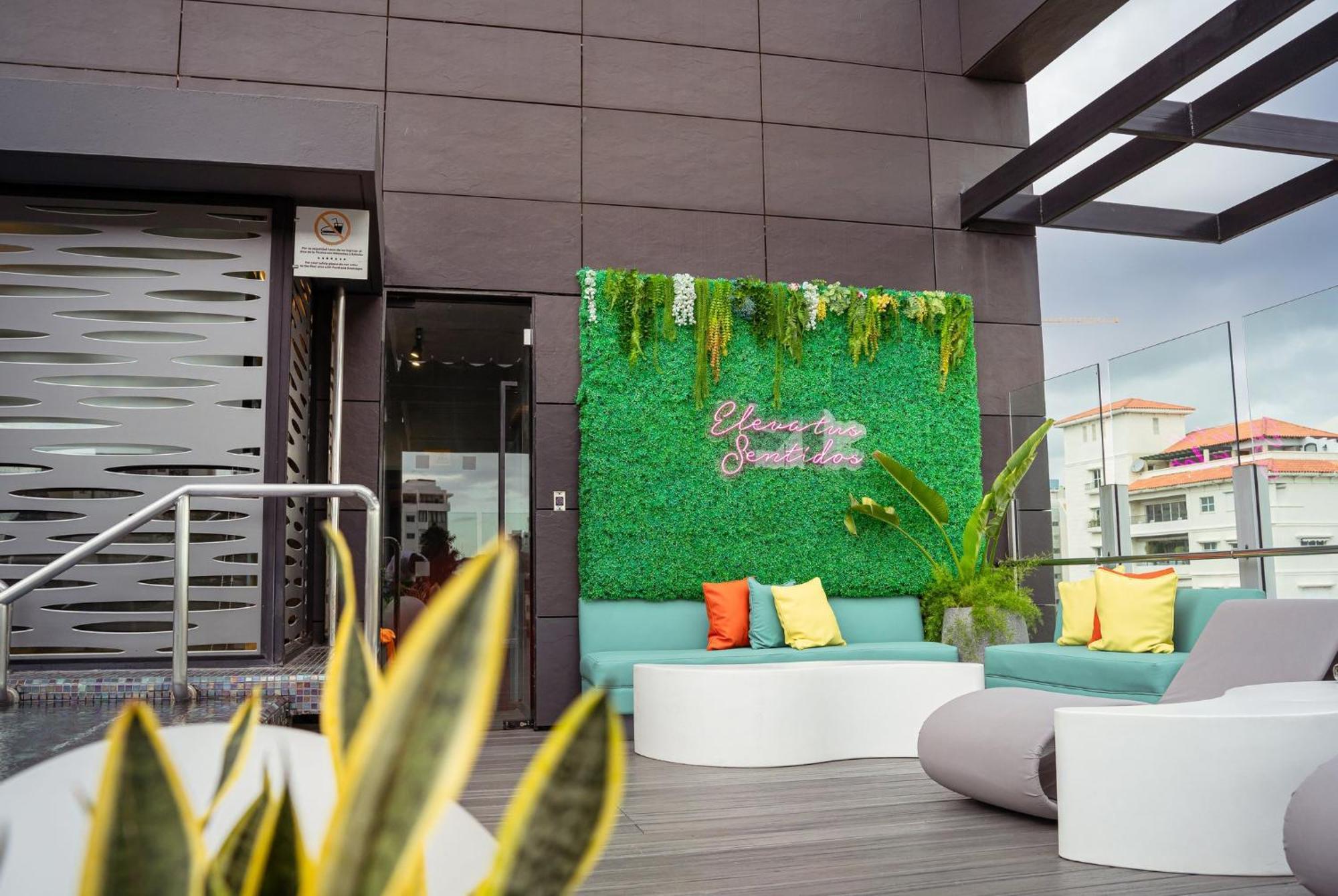 홀리데이 인 산토 도밍고 호텔 앤 스위트 산토도밍고 외부 사진 Rooftop of the hotel