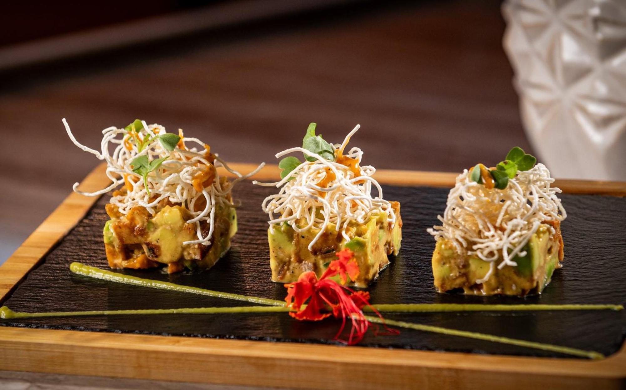 홀리데이 인 산토 도밍고 호텔 앤 스위트 산토도밍고 외부 사진 Avocado and bean sprouts