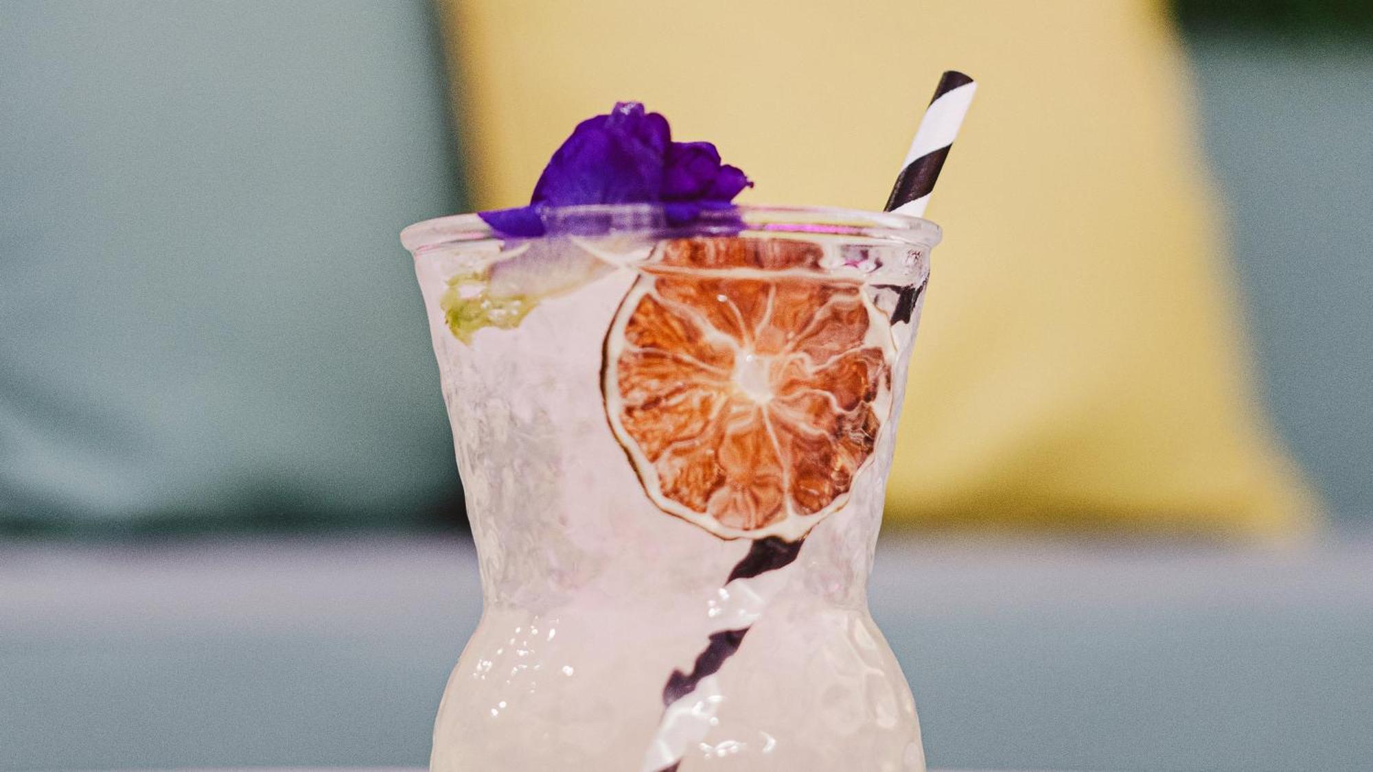 홀리데이 인 산토 도밍고 호텔 앤 스위트 산토도밍고 외부 사진 A cocktail with a paper straw