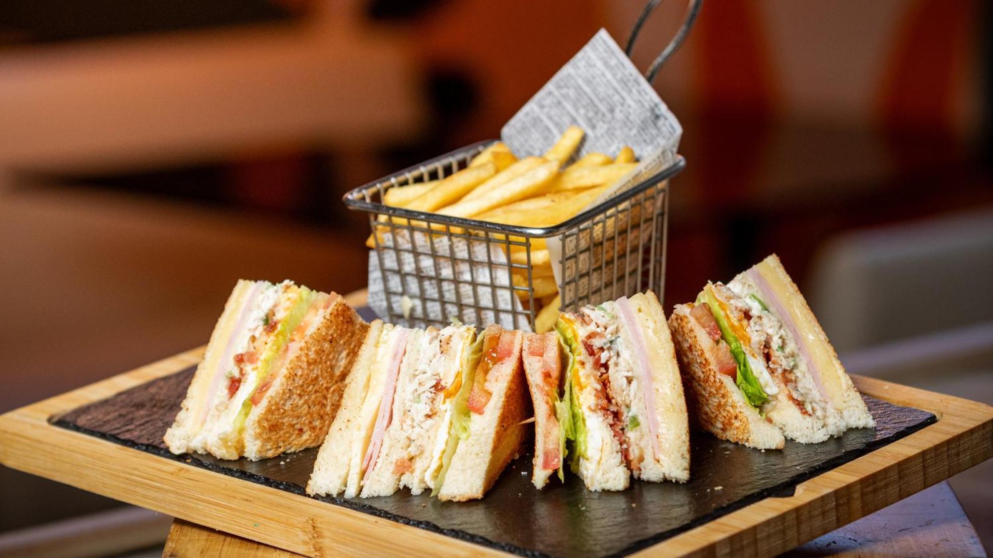 홀리데이 인 산토 도밍고 호텔 앤 스위트 산토도밍고 외부 사진 A club sandwich with chips