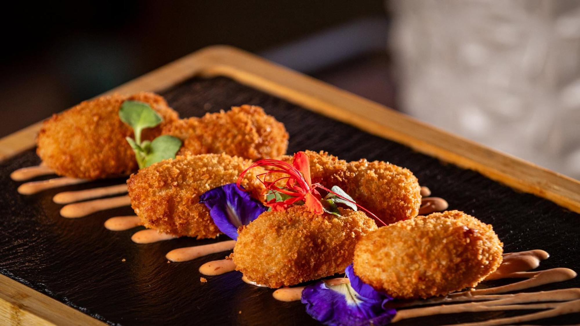 홀리데이 인 산토 도밍고 호텔 앤 스위트 산토도밍고 외부 사진 Deep-fried breaded tofu