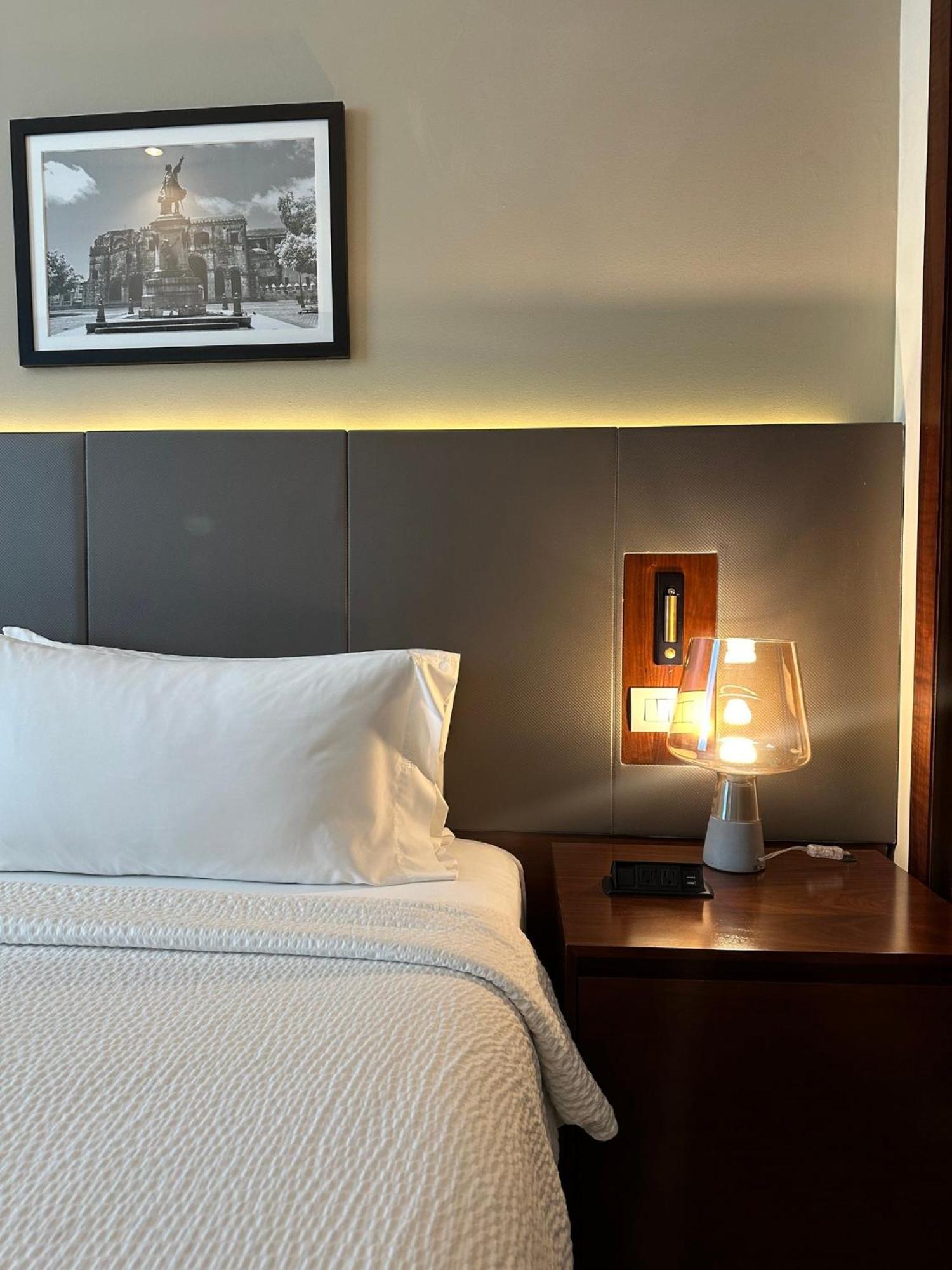 홀리데이 인 산토 도밍고 호텔 앤 스위트 산토도밍고 외부 사진 A bedside table