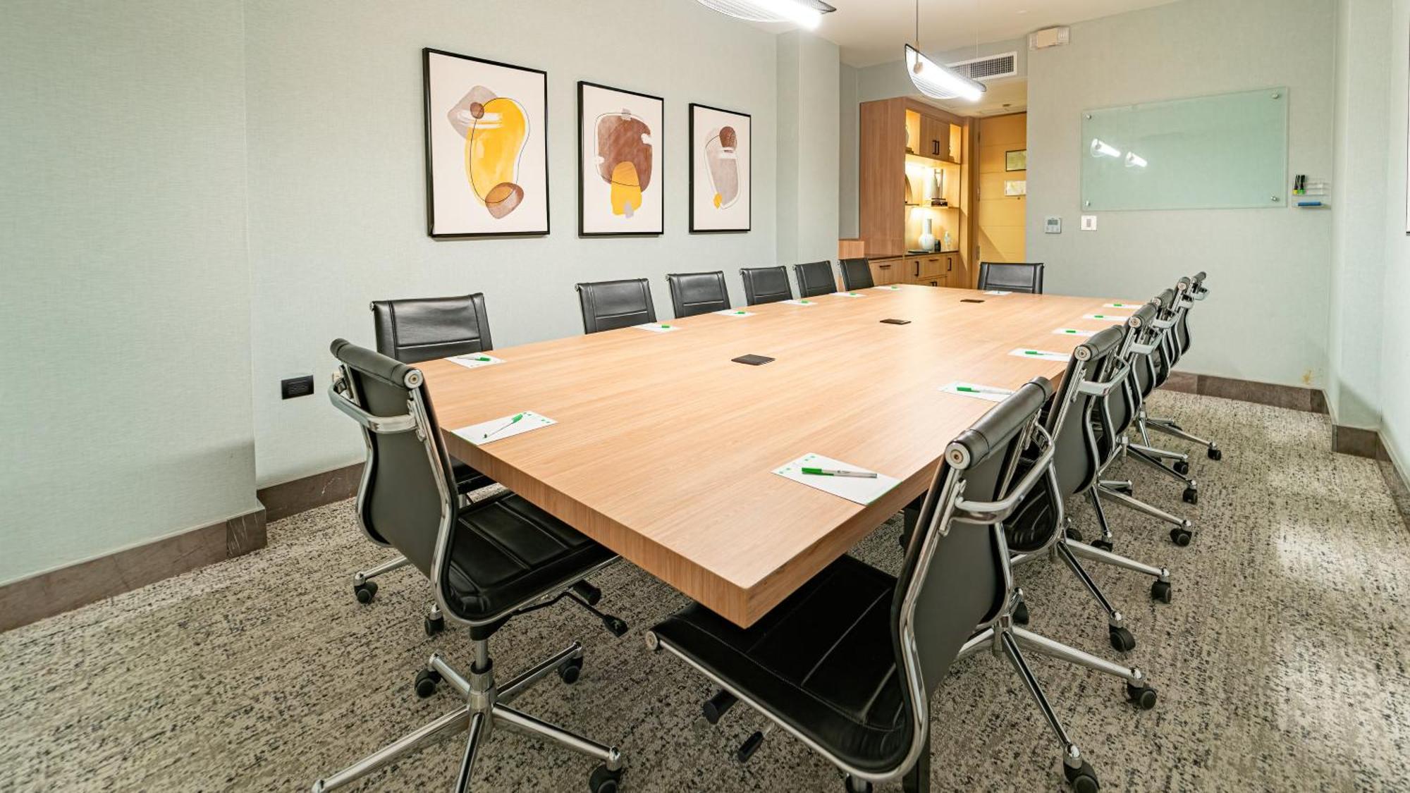 홀리데이 인 산토 도밍고 호텔 앤 스위트 산토도밍고 외부 사진 A typical boardroom