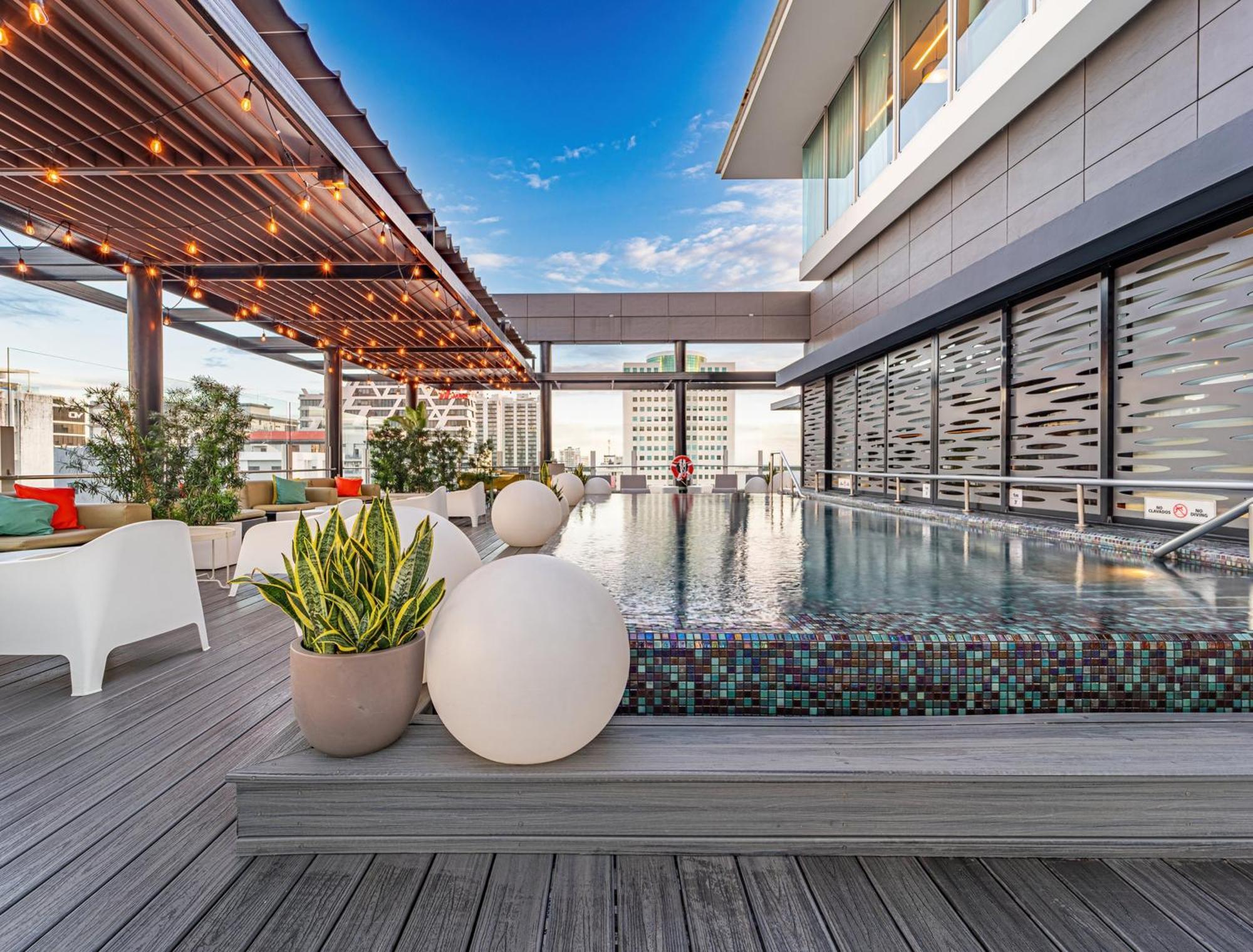 홀리데이 인 산토 도밍고 호텔 앤 스위트 산토도밍고 외부 사진 Rooftop pool at the hotel